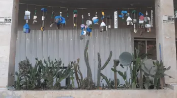 אדניות רחוב ריקות למעלה מ30 שנה — אחרי