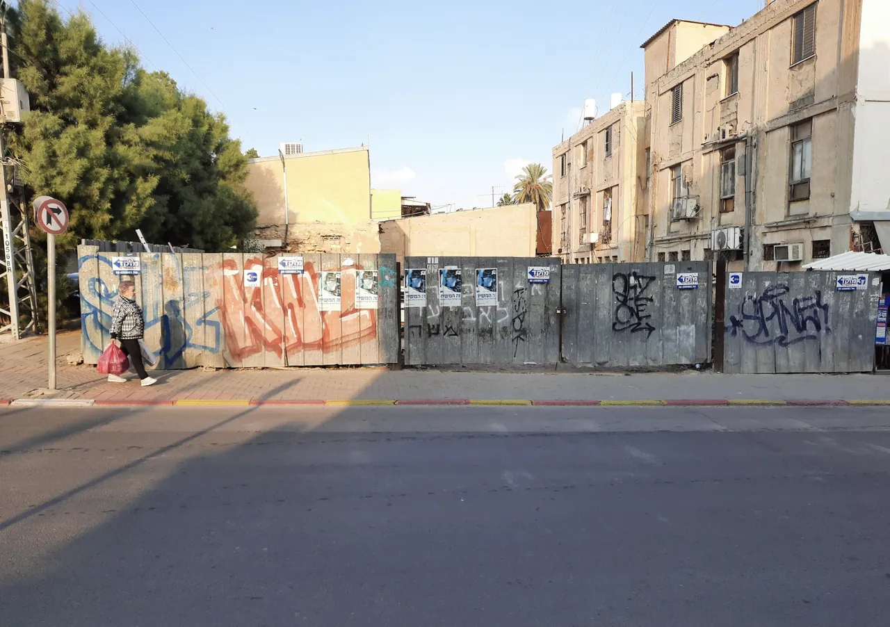 גדר פח מתאימה לציור גרפיטי — לפני