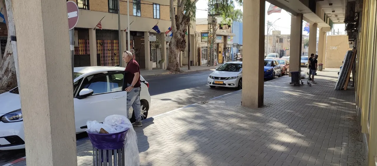 עמודי תמיכה ישנים הופכים לאדניות עץ — לפני
