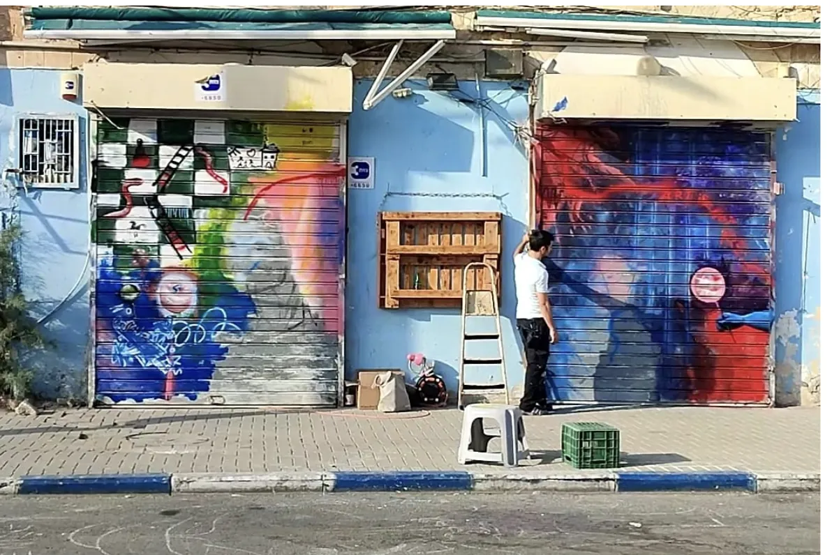 ציור גרפיטי על תריסי גלילה של עסק — אחרי