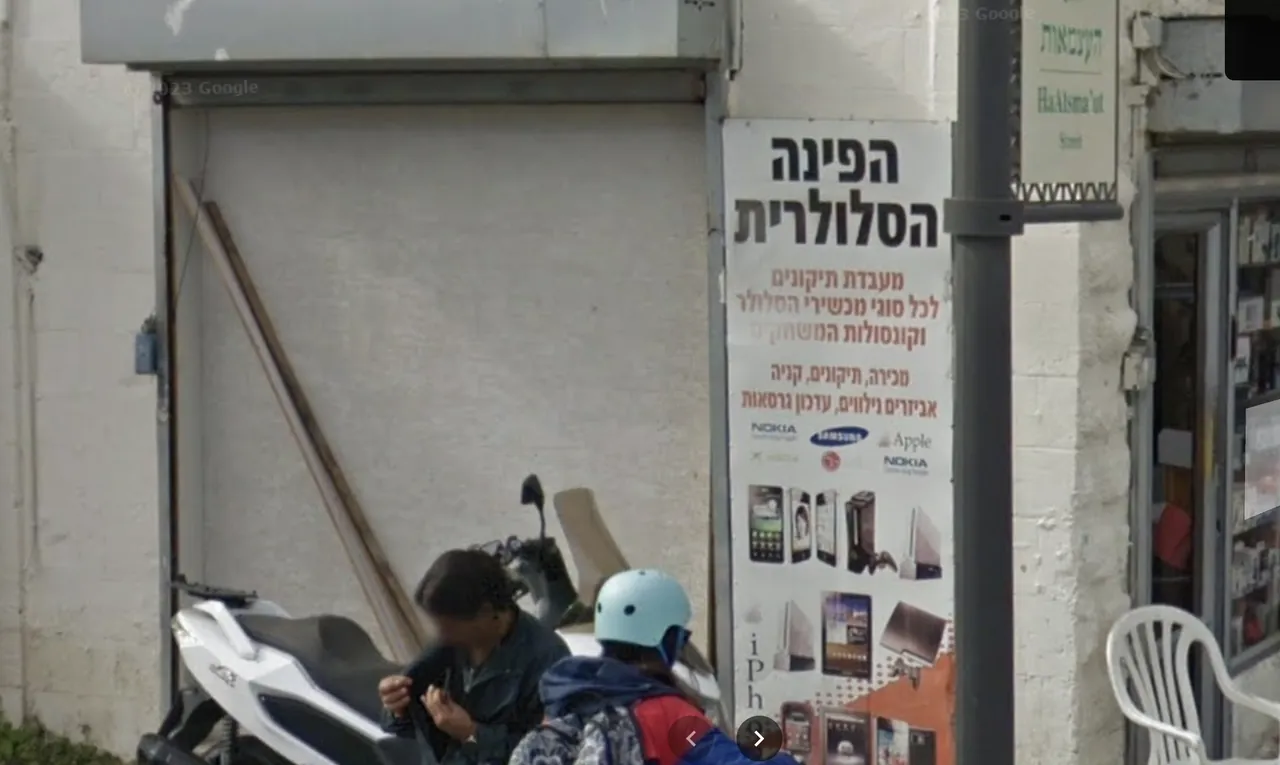 תריסי גלילה של בית עסק מיועדים לציור גרפיטי — לפני