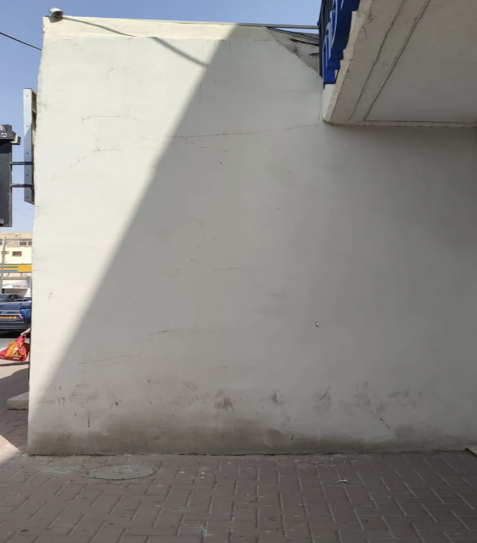 וטרינה של עסק לממכר יין ואלכוהול — לפני